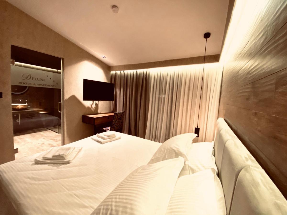 Deluxe Rooms In Blloku Area 地拉那 外观 照片
