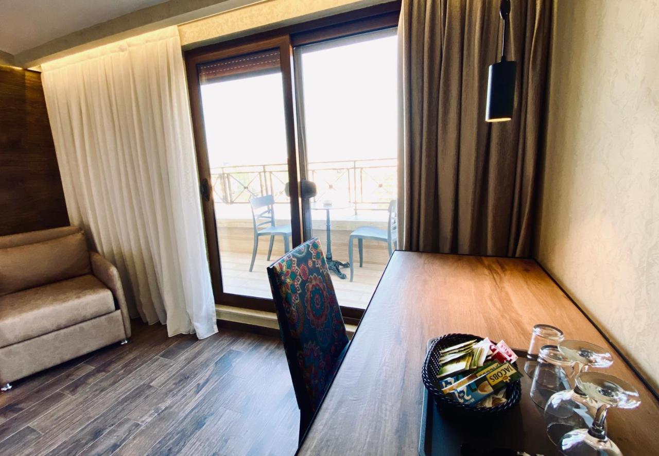 Deluxe Rooms In Blloku Area 地拉那 外观 照片